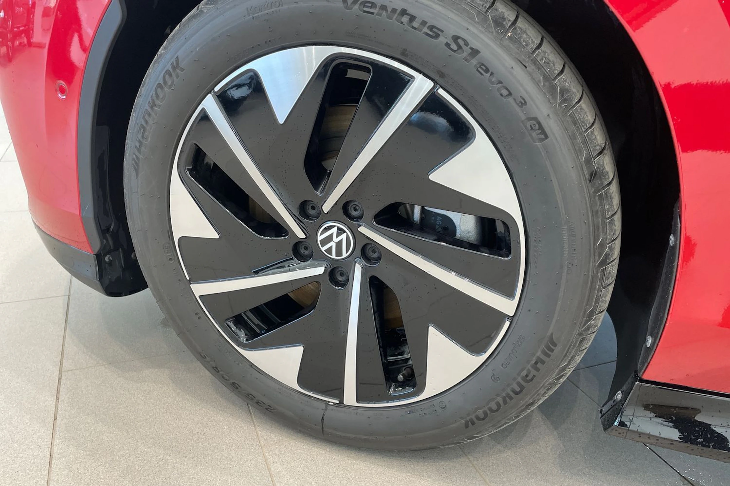 punainen Volkswagen ID.7 2025 kuva 10.