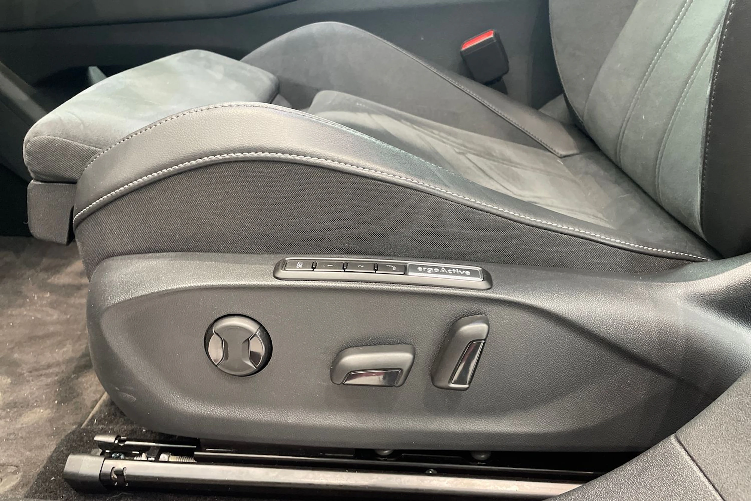 punainen Volkswagen ID.7 2025 kuva 11.