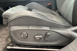 punainen Volkswagen ID.7 2025 kuva 11.