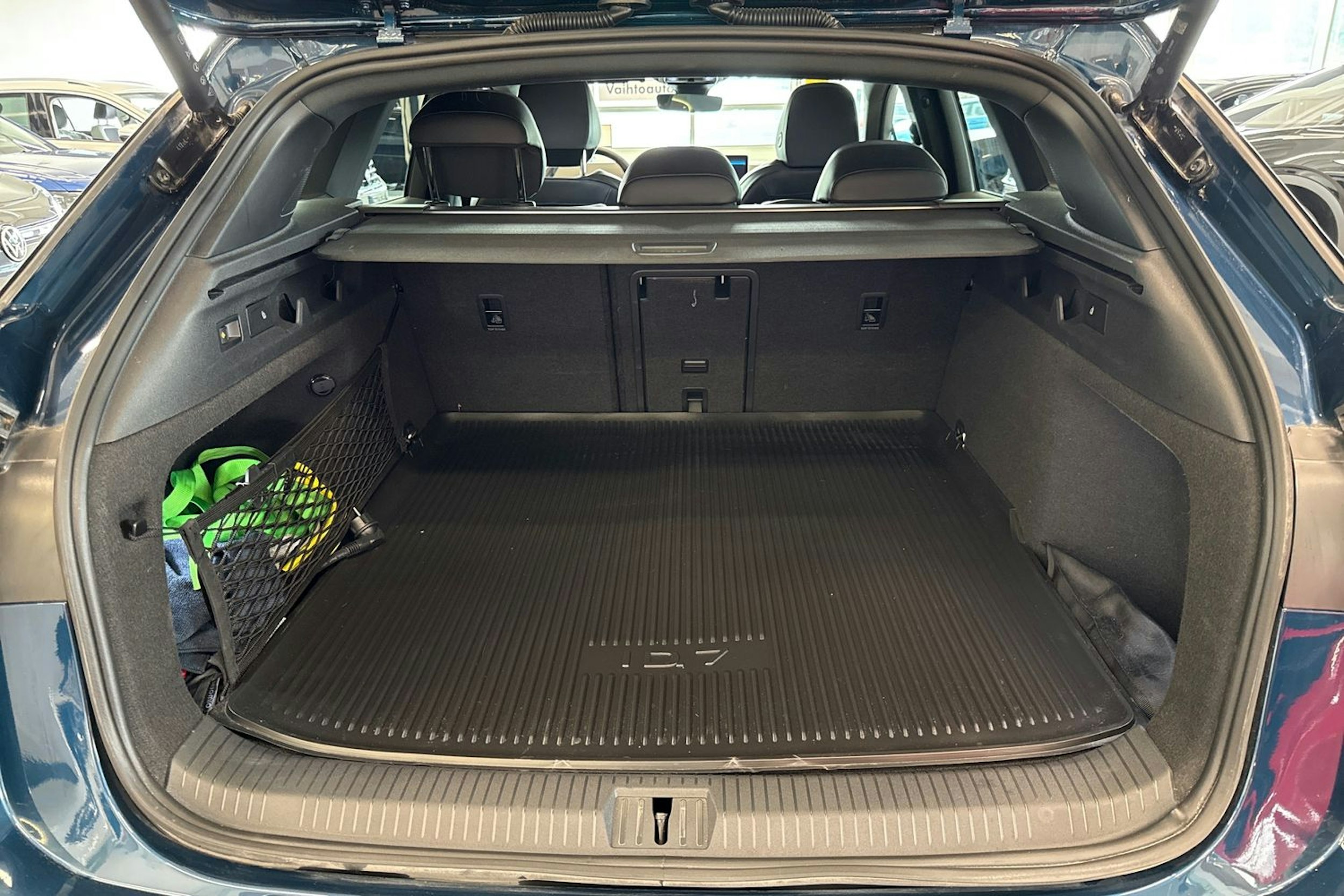 Sininen Volkswagen ID.7 Tourer 2025 kuva 11.