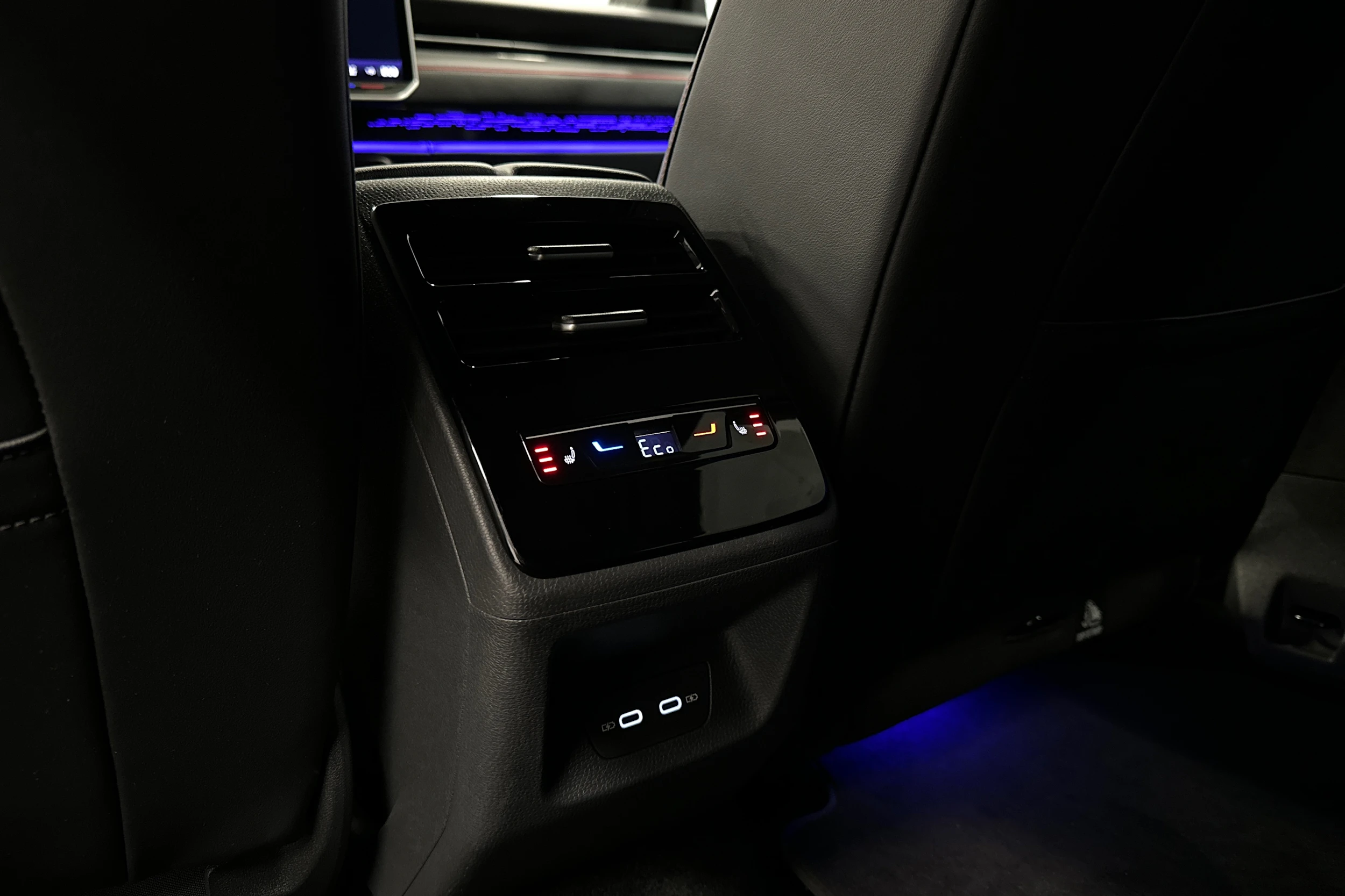 sininen Volkswagen ID.7 2025 kuva 27.