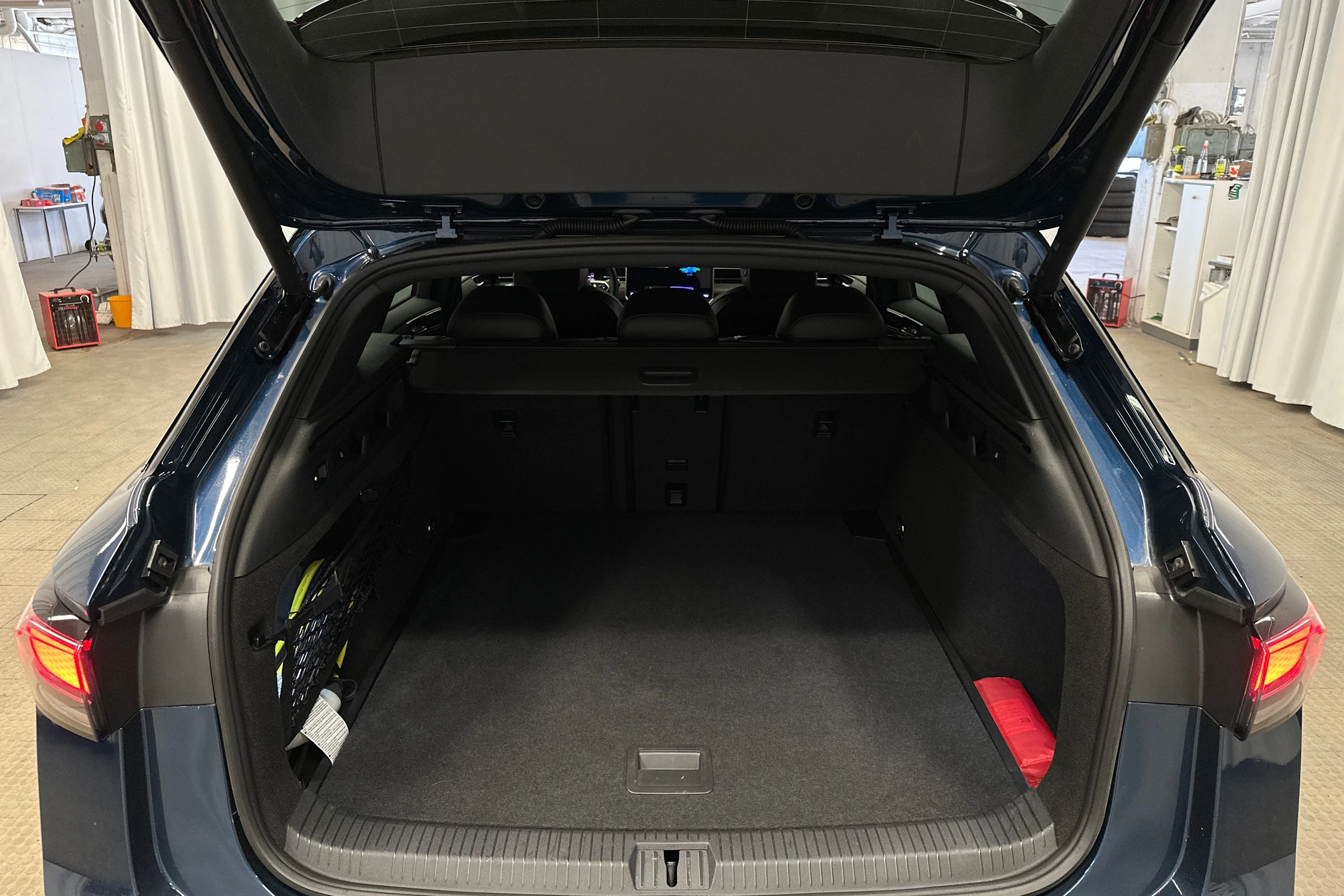 sininen Volkswagen ID.7 2025 kuva 28.