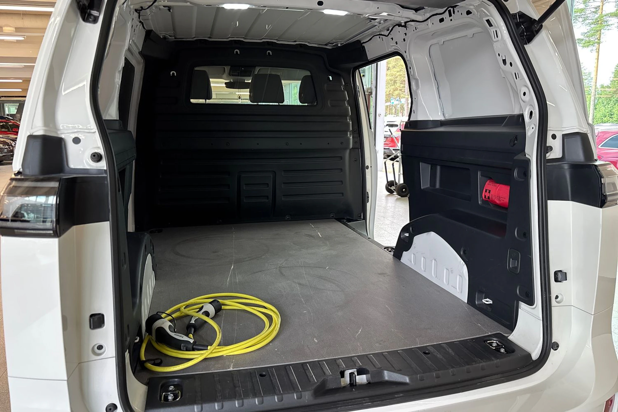 Valkoinen Volkswagen ID. Buzz Cargo 2023 kuva 17.