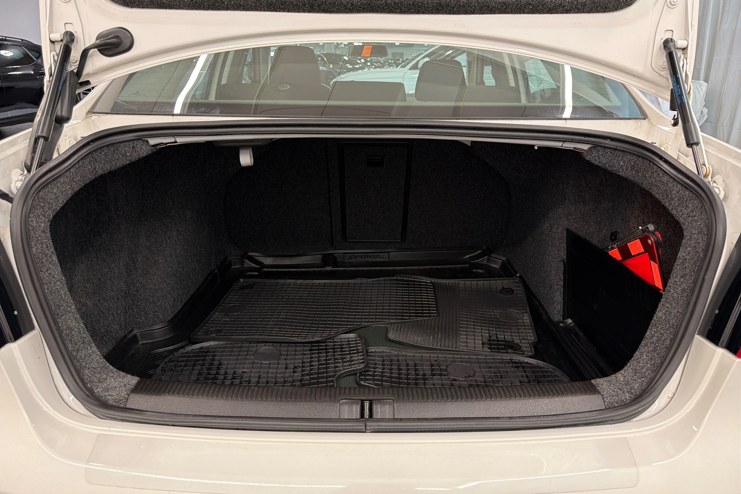 valkoinen Volkswagen Jetta 2010 kuva 11.