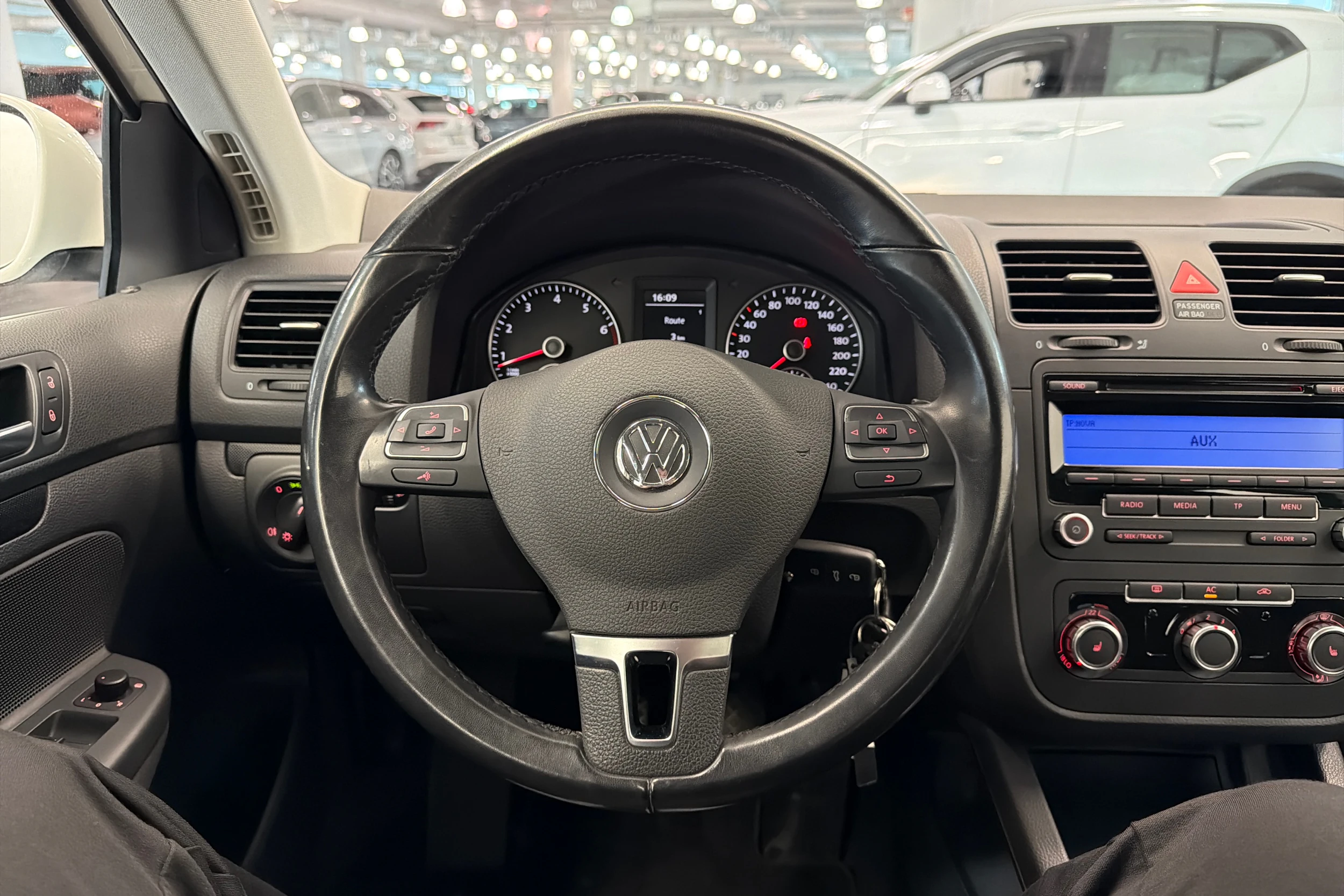 valkoinen Volkswagen Jetta 2010 kuva 13.