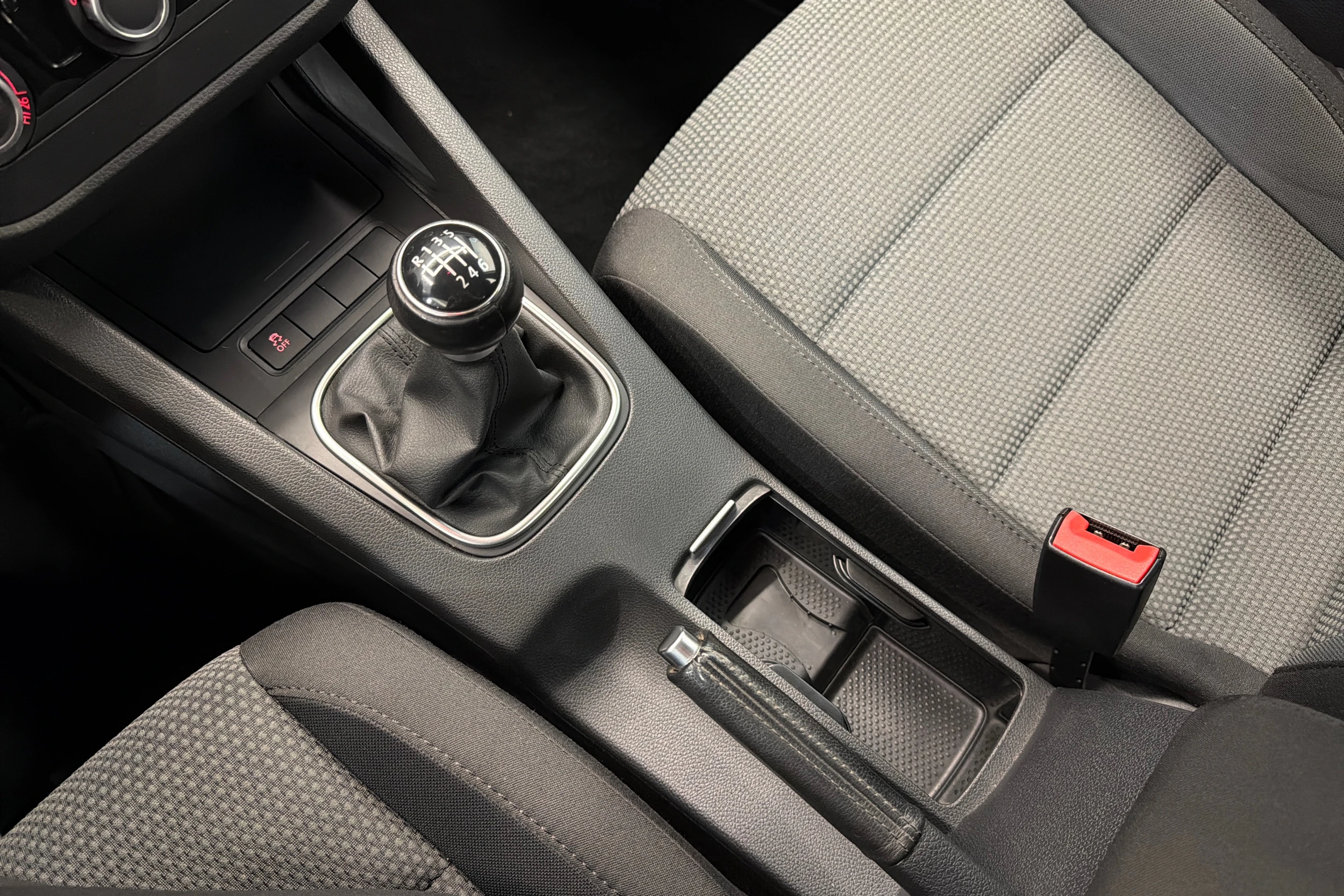 valkoinen Volkswagen Jetta 2010 kuva 20.