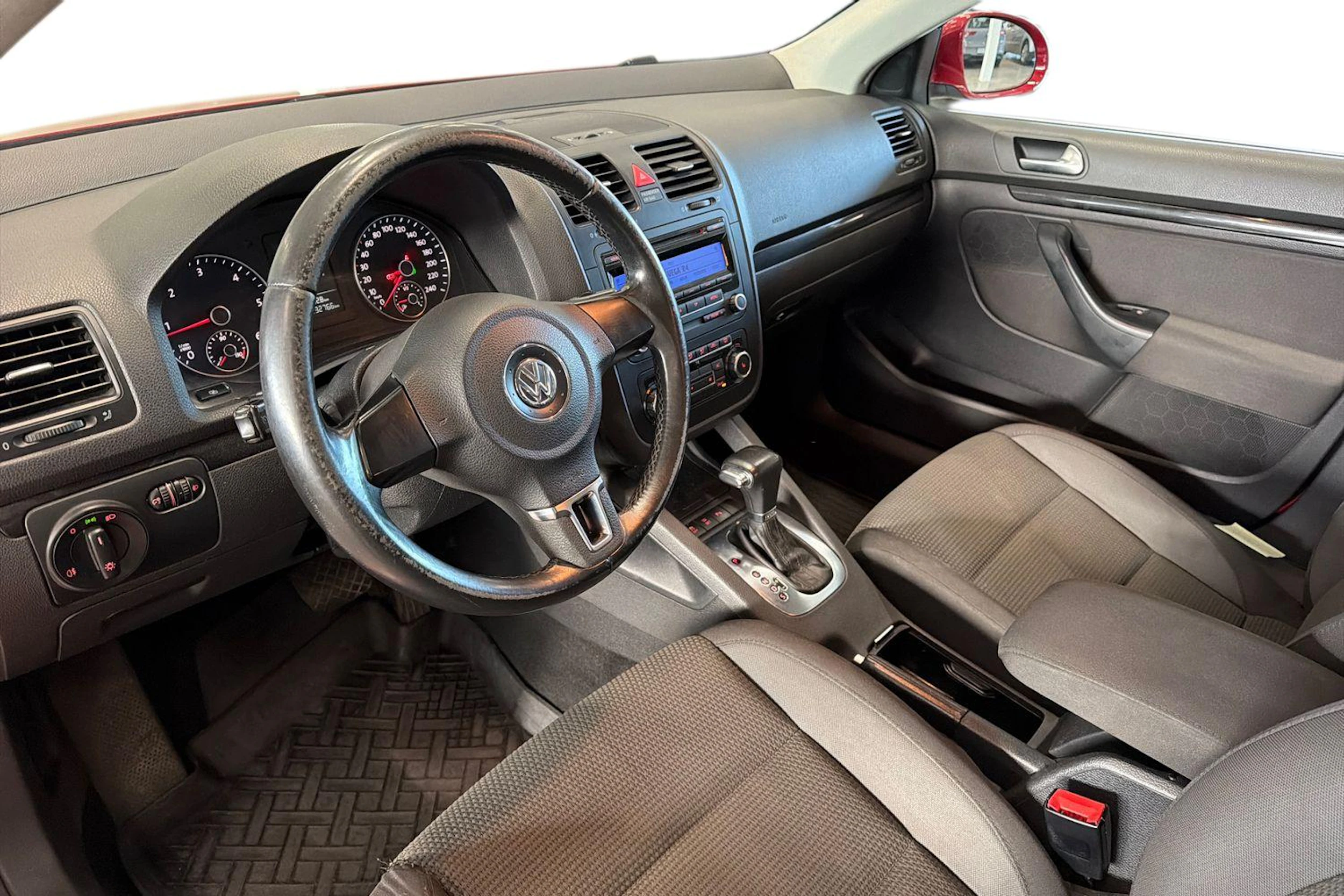 punainen Volkswagen Jetta 2010 kuva 6.