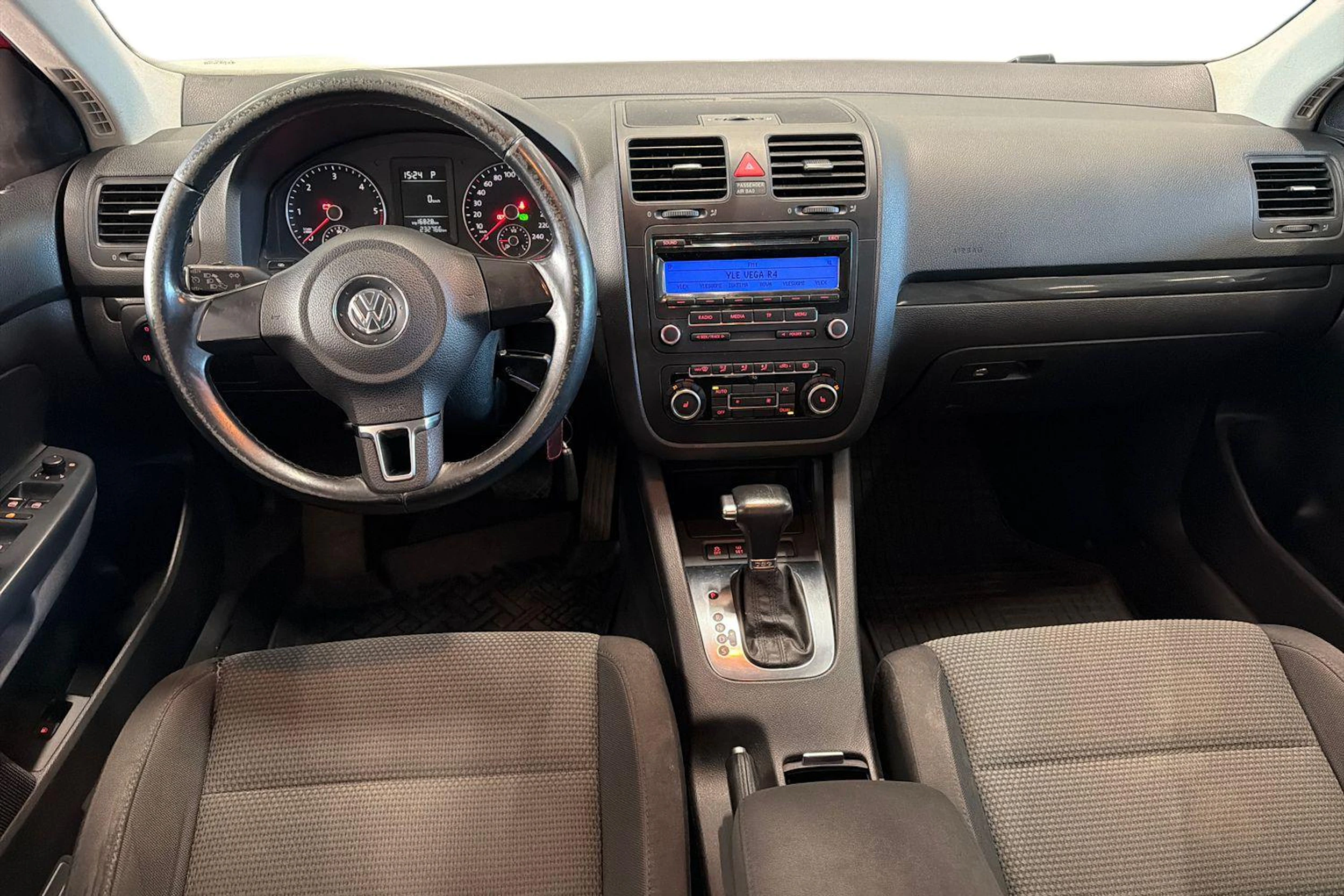 punainen Volkswagen Jetta 2010 kuva 7.