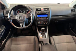 punainen Volkswagen Jetta 2010 kuva 7.