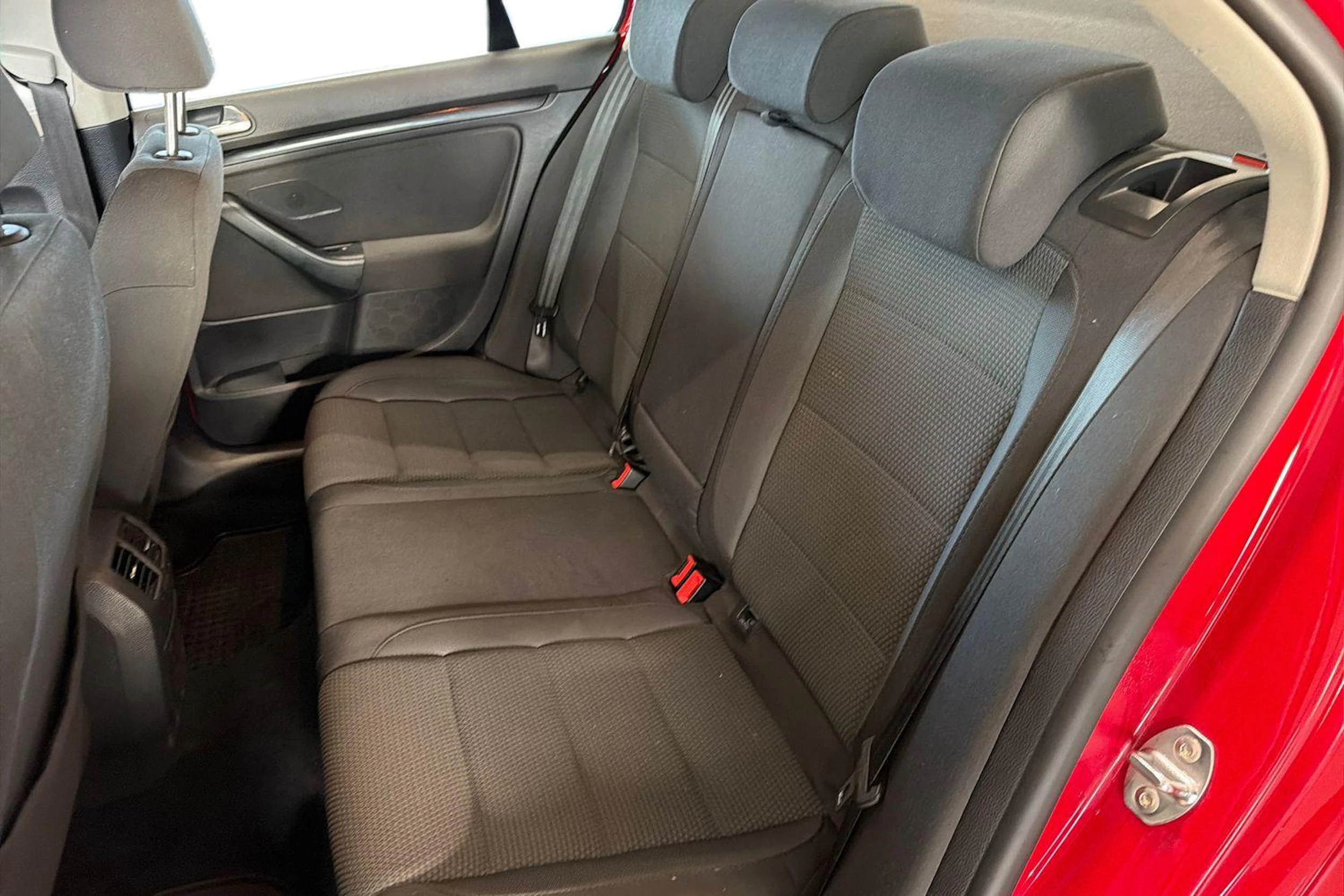 punainen Volkswagen Jetta 2010 kuva 8.