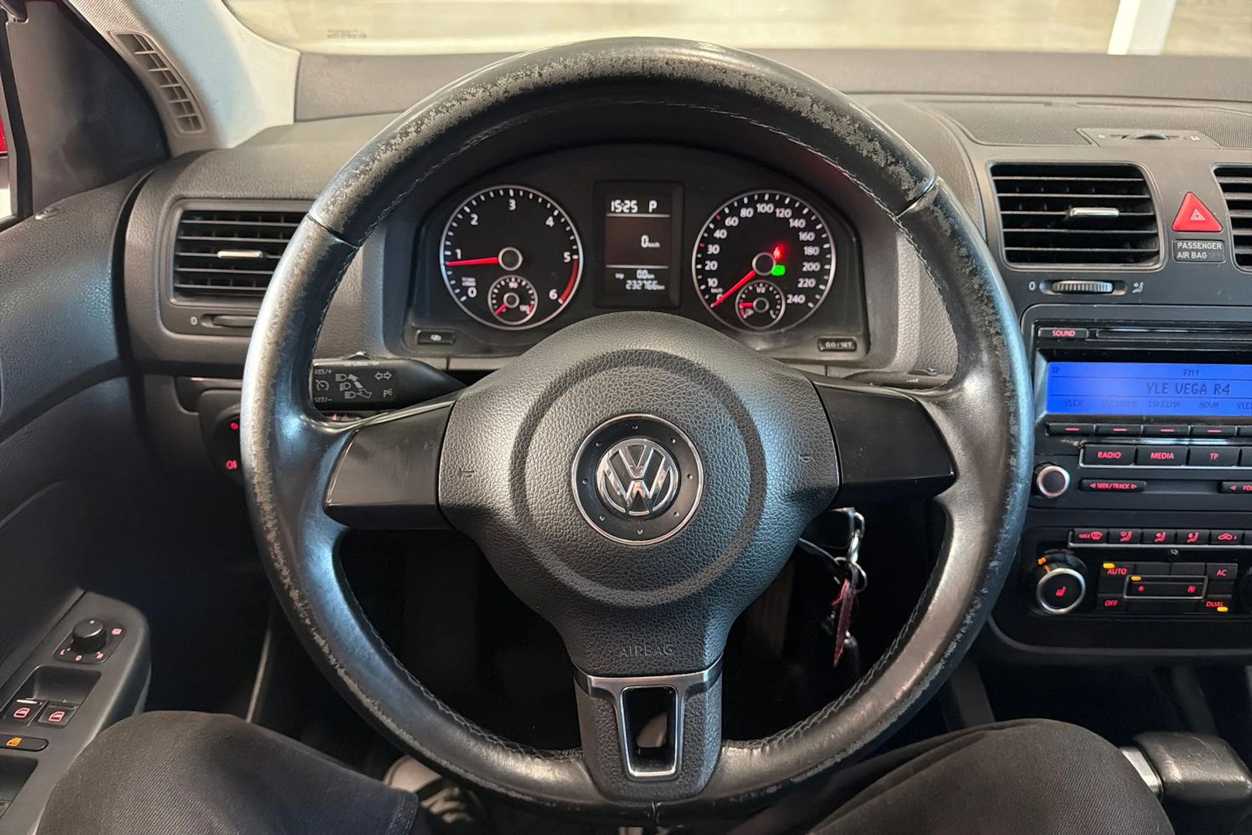 punainen Volkswagen Jetta 2010 kuva 12.