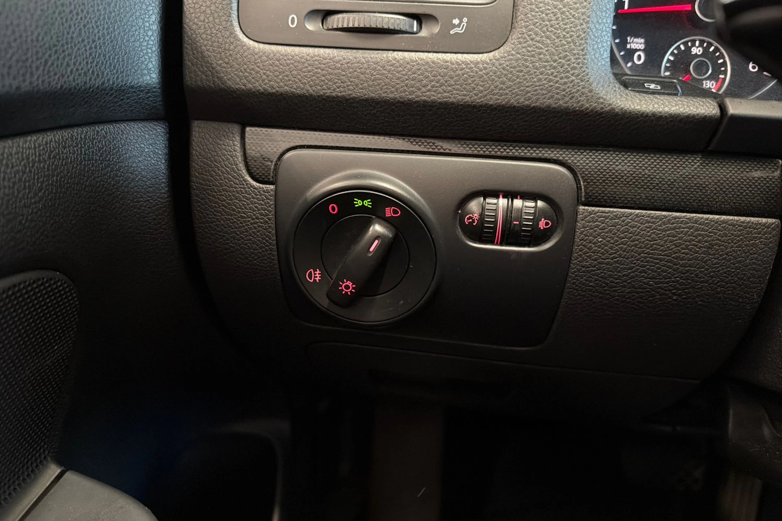 punainen Volkswagen Jetta 2010 kuva 14.