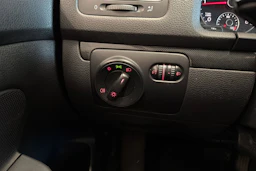 punainen Volkswagen Jetta 2010 kuva 14.