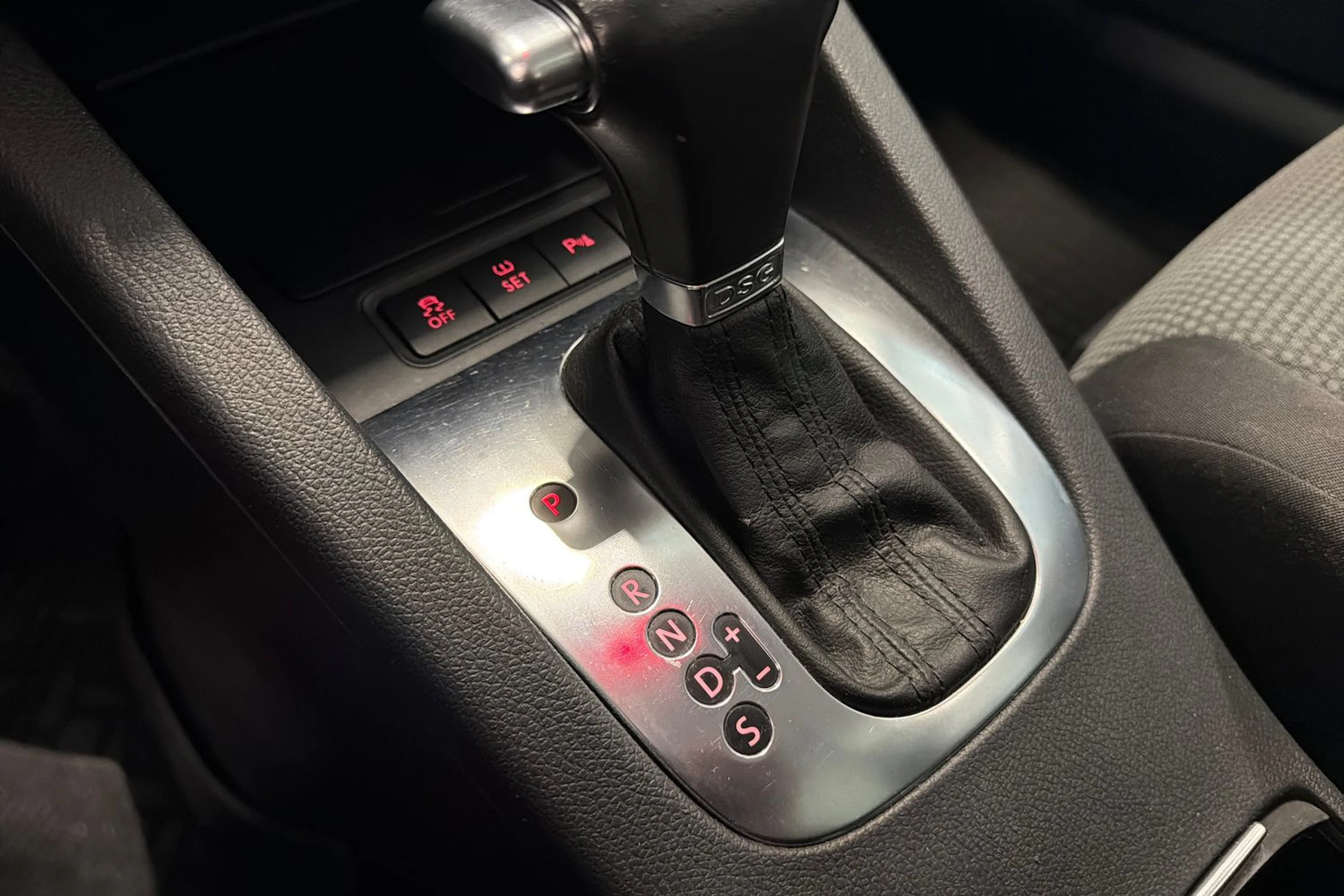 punainen Volkswagen Jetta 2010 kuva 17.