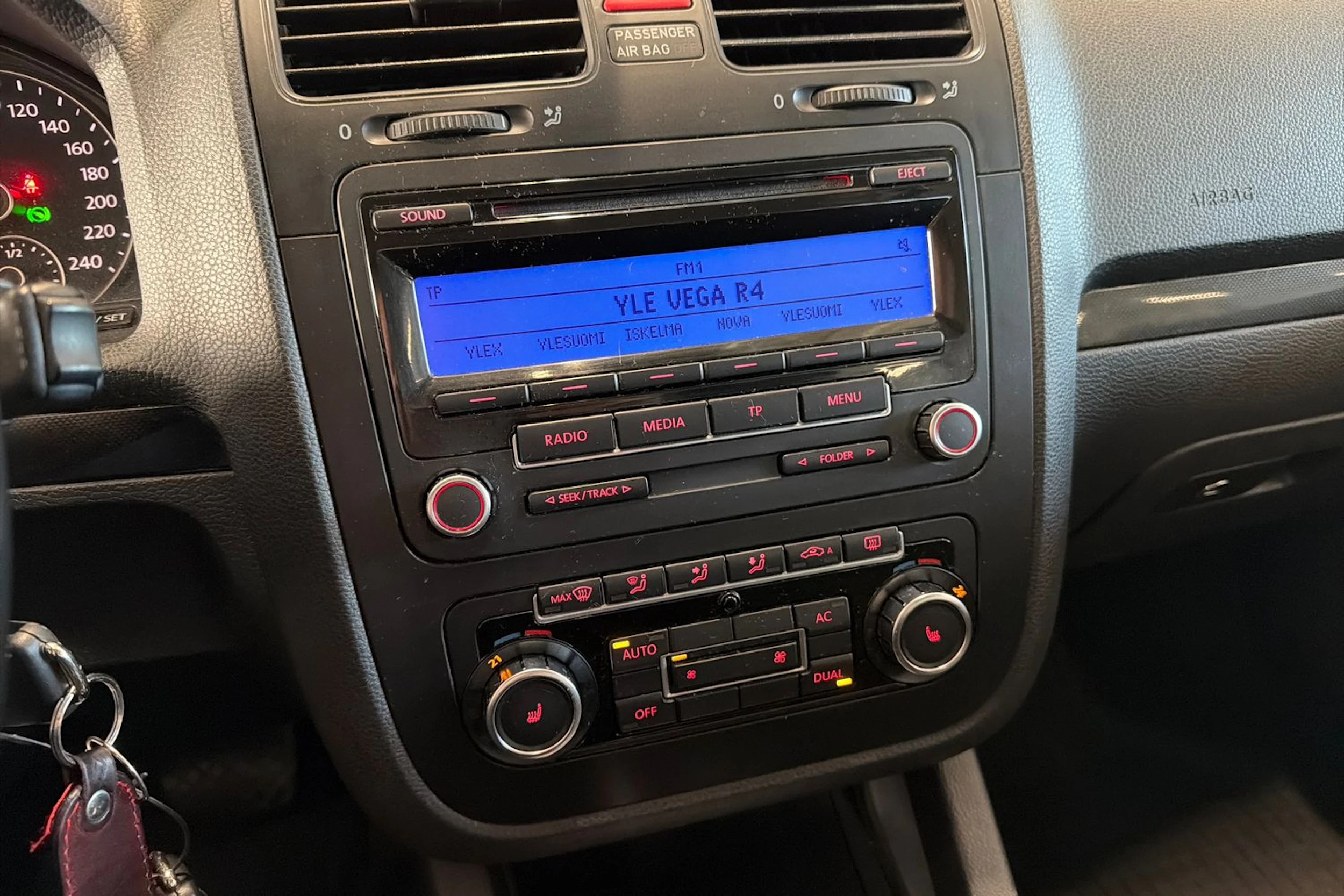 punainen Volkswagen Jetta 2010 kuva 18.