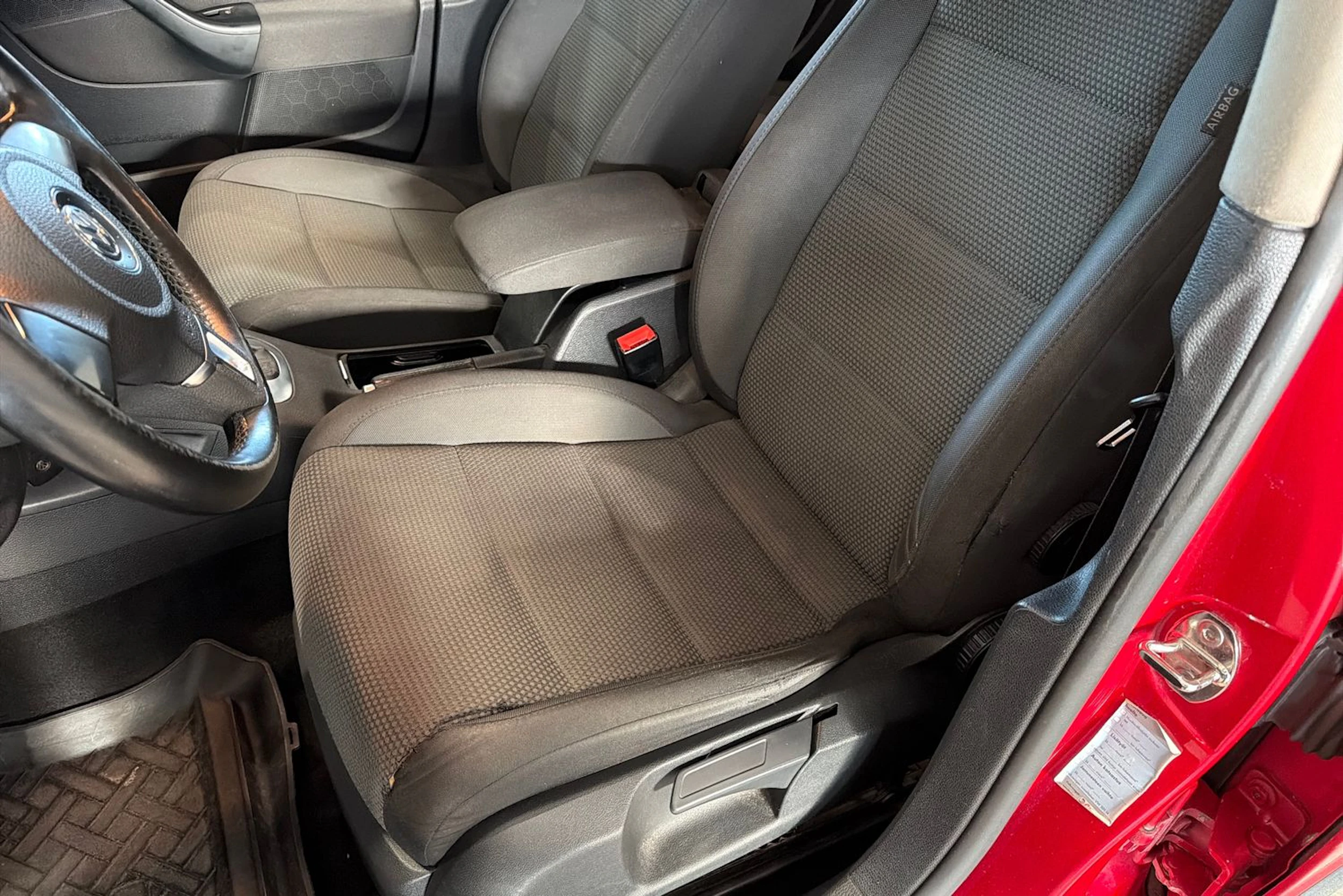 punainen Volkswagen Jetta 2010 kuva 20.