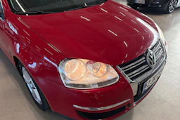 punainen Volkswagen Jetta 2010 kuva 27.