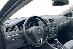 musta Volkswagen Jetta 2011 kuva 3.