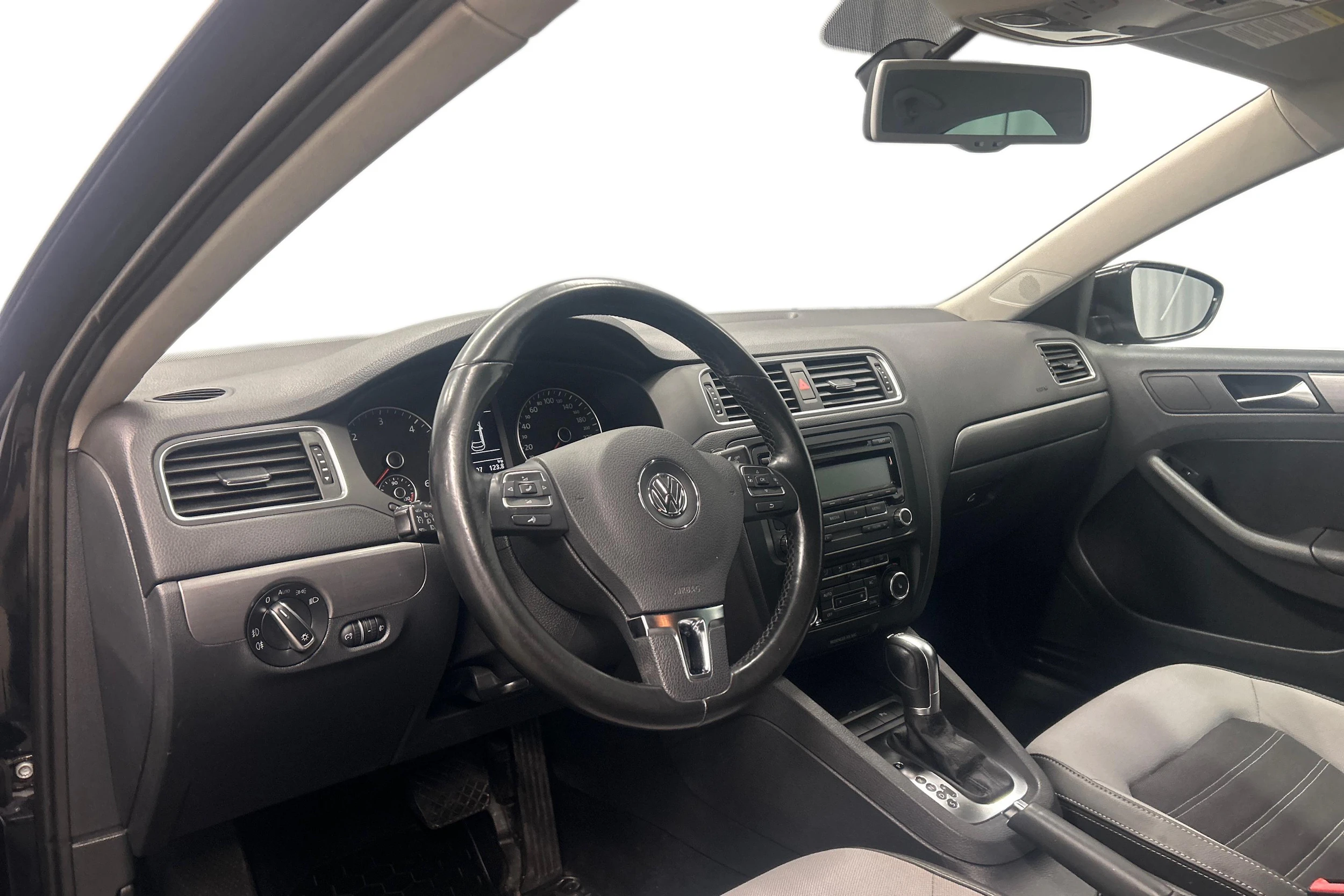 musta Volkswagen Jetta 2011 kuva 8.