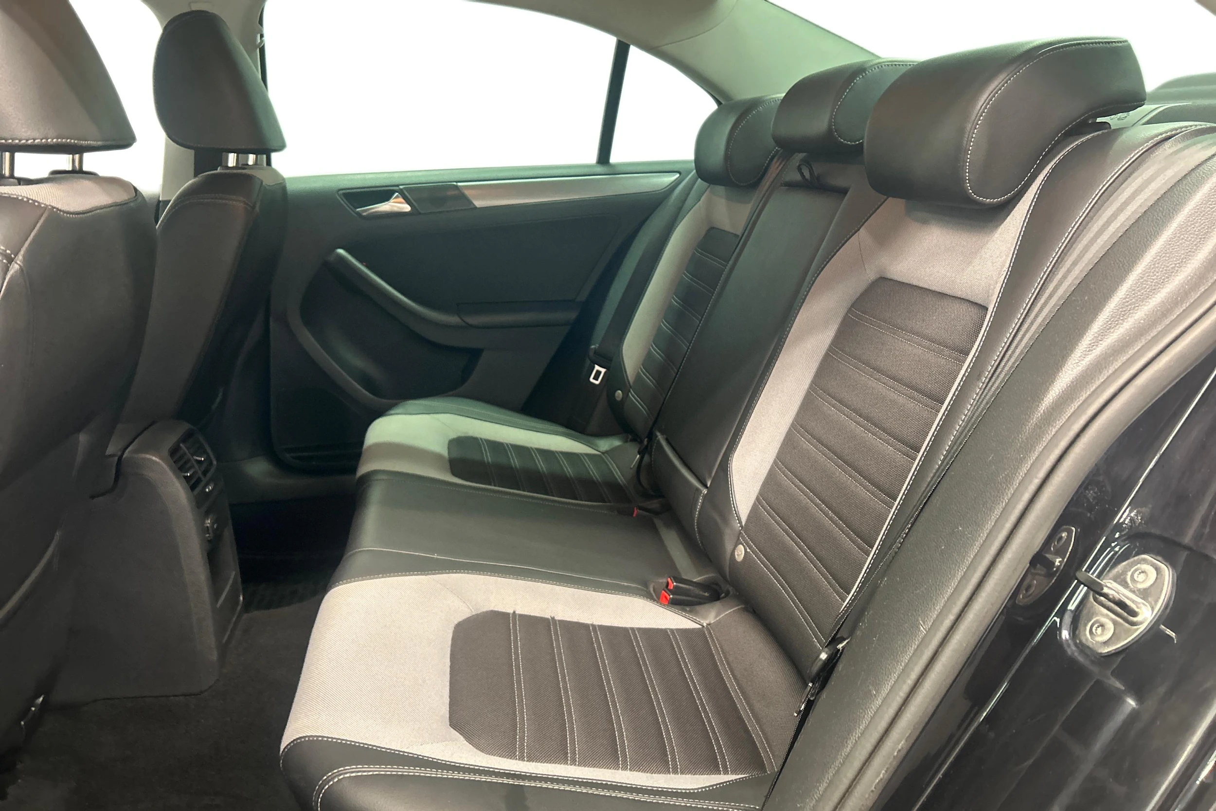 musta Volkswagen Jetta 2011 kuva 11.