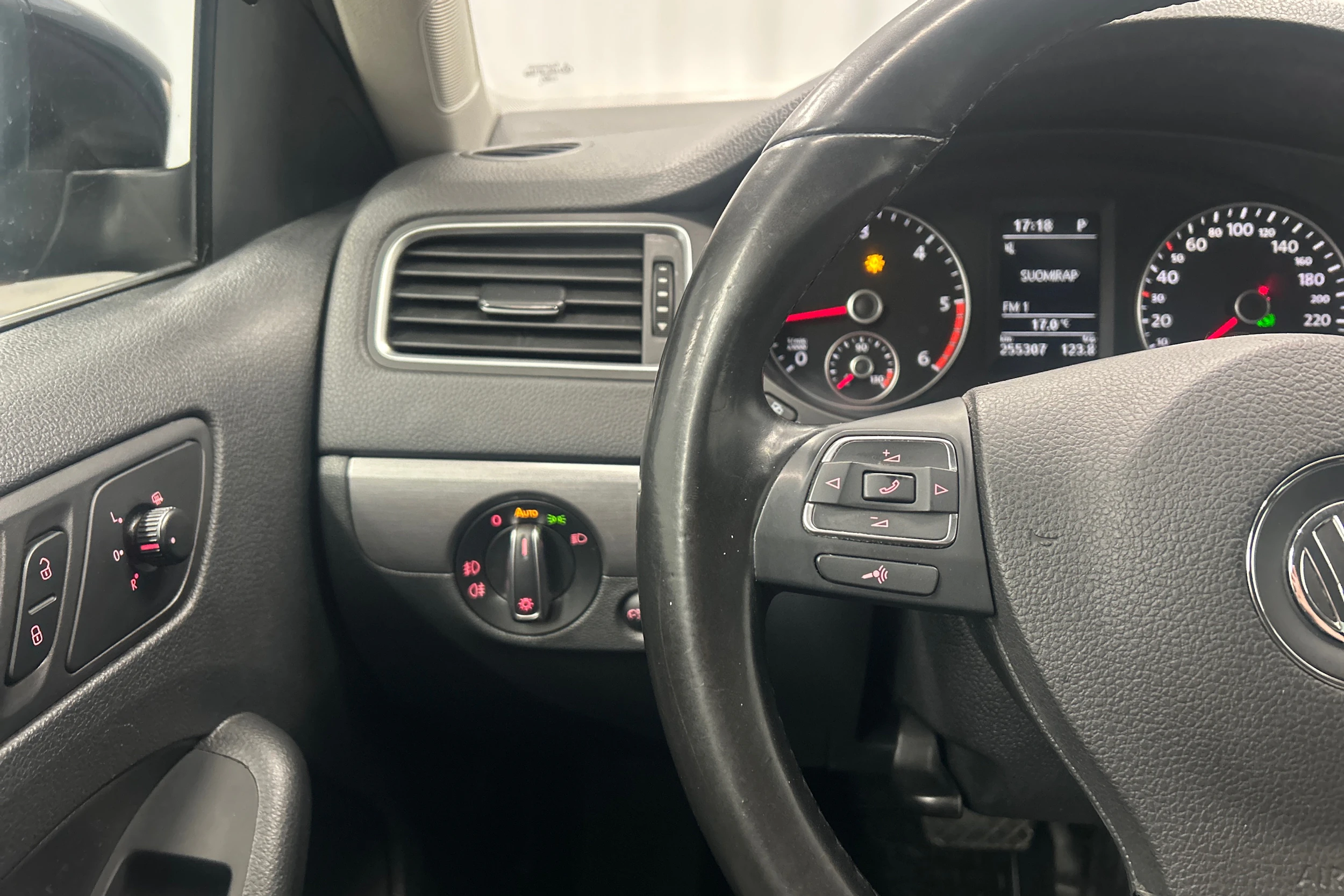 musta Volkswagen Jetta 2011 kuva 15.