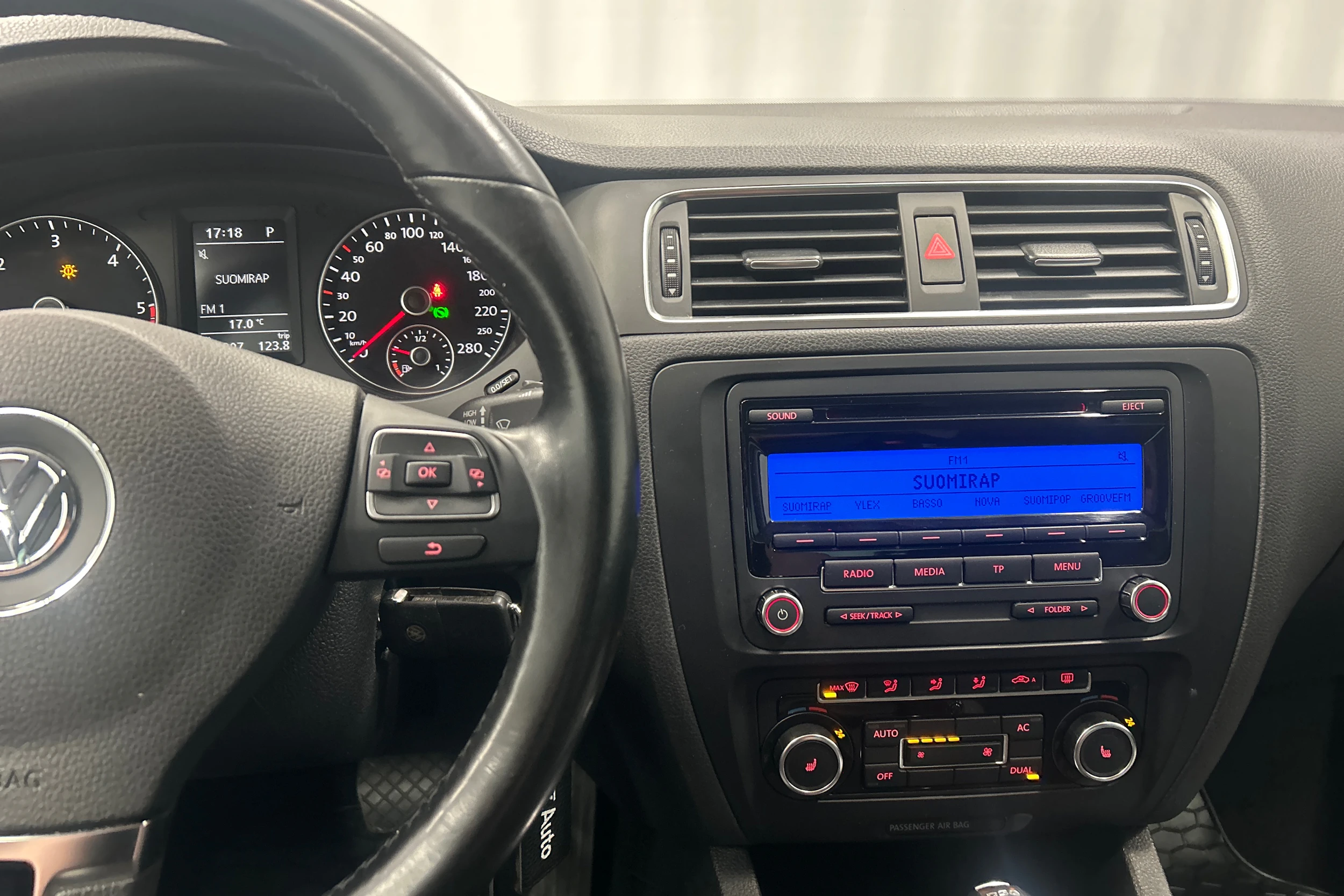 musta Volkswagen Jetta 2011 kuva 16.