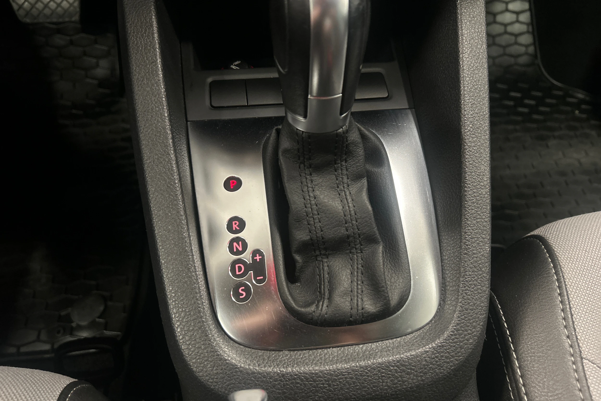 musta Volkswagen Jetta 2011 kuva 22.