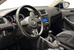 sininen Volkswagen Jetta 2011 kuva 6.