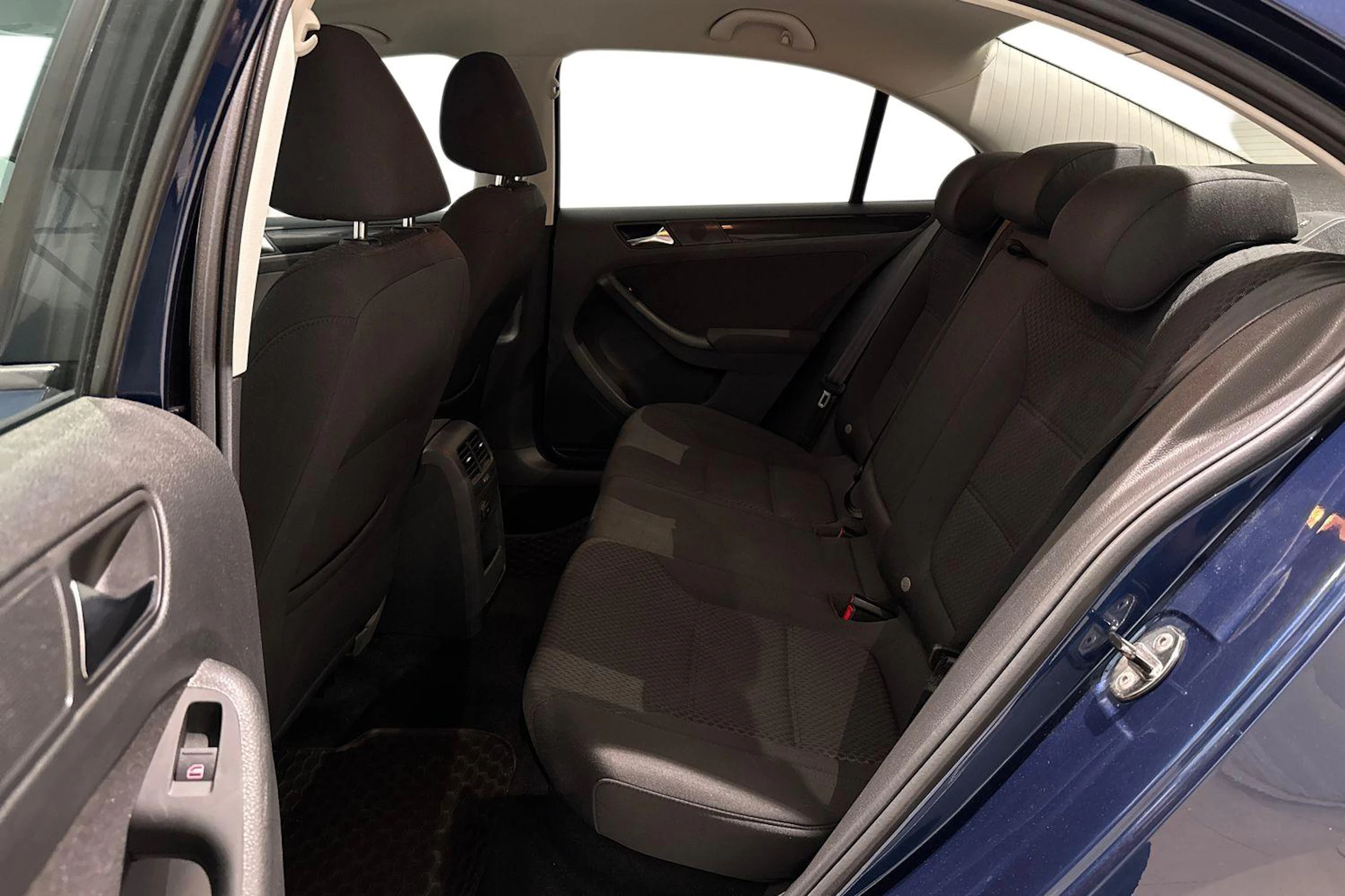 sininen Volkswagen Jetta 2011 kuva 8.
