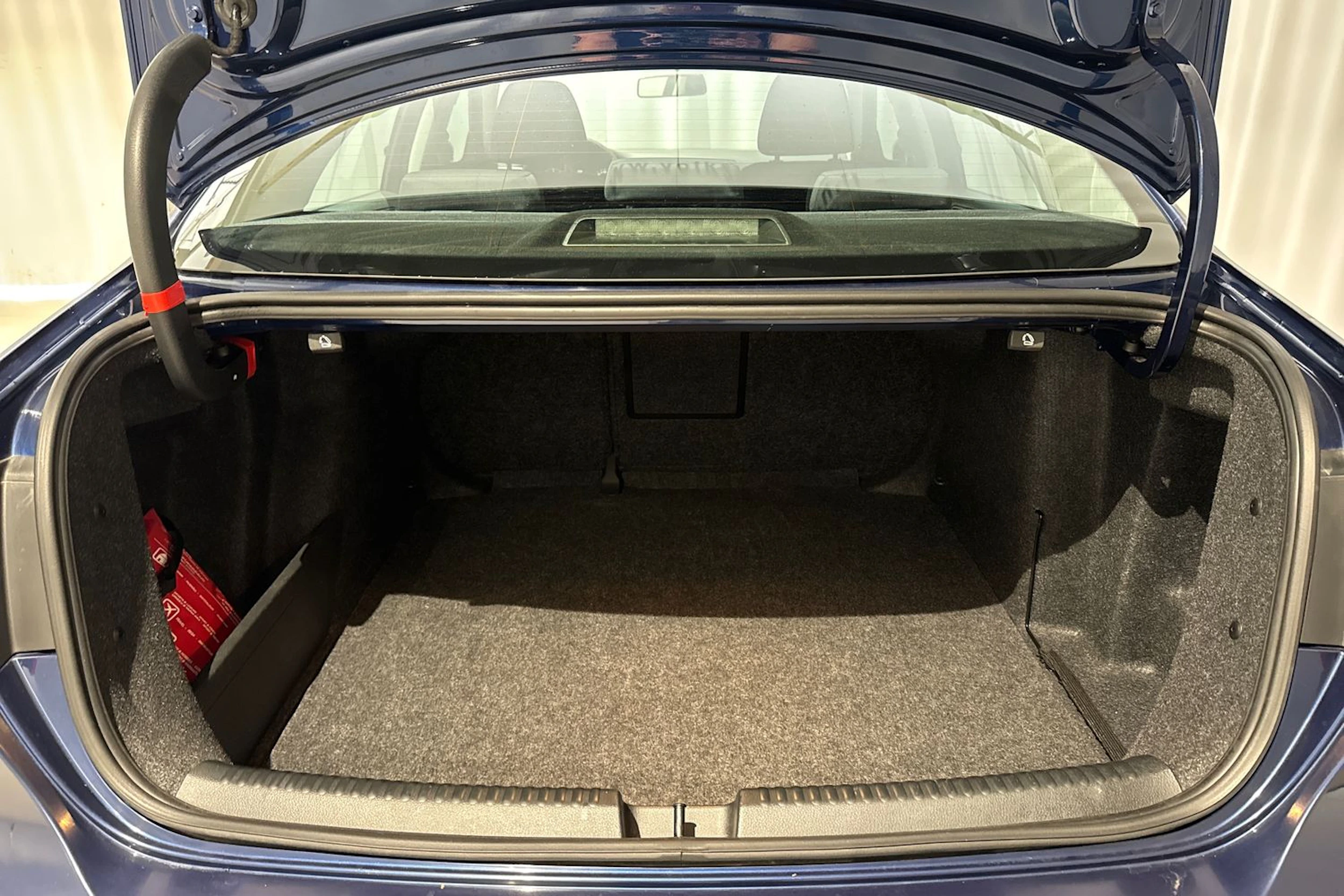 sininen Volkswagen Jetta 2011 kuva 11.
