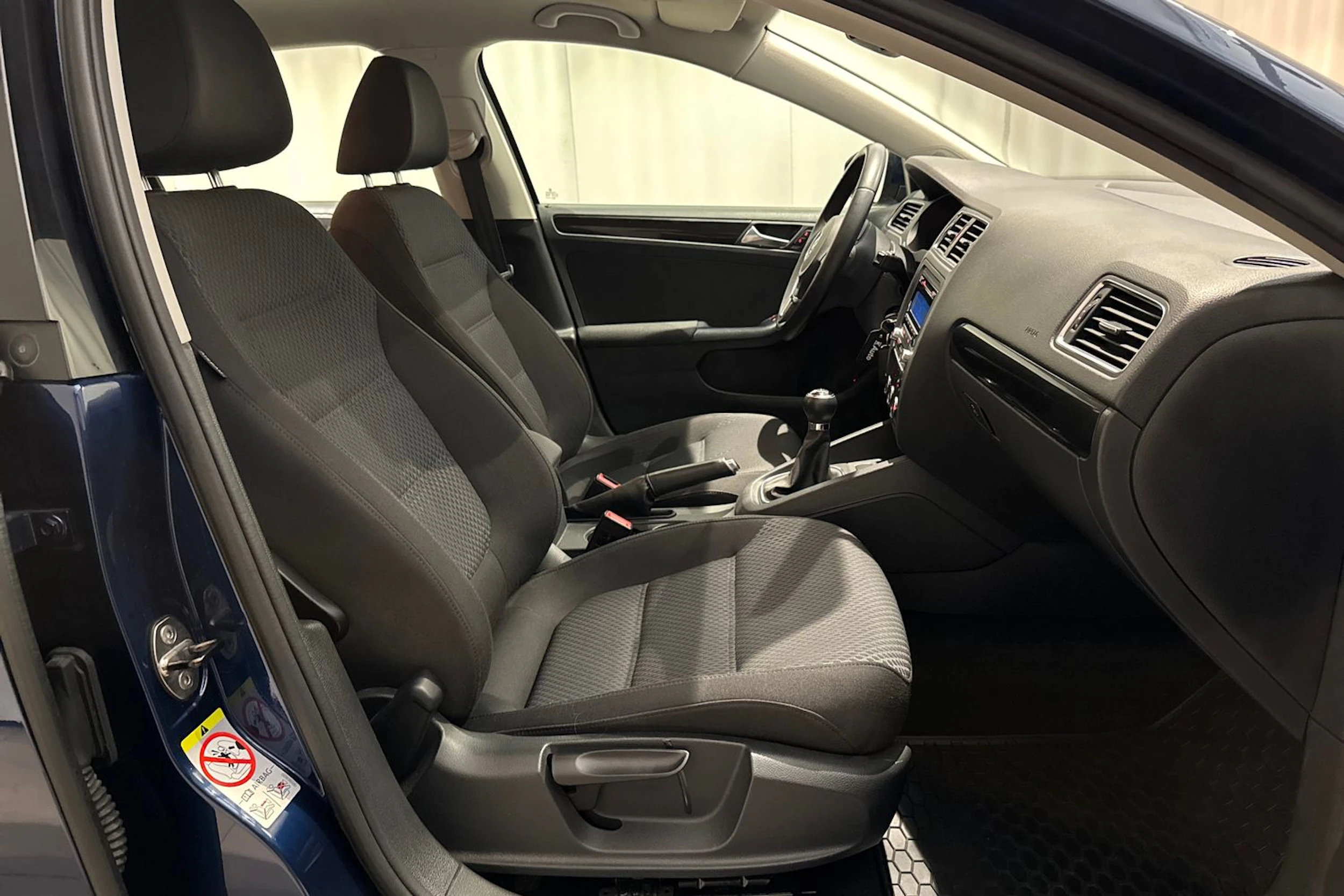 sininen Volkswagen Jetta 2011 kuva 12.