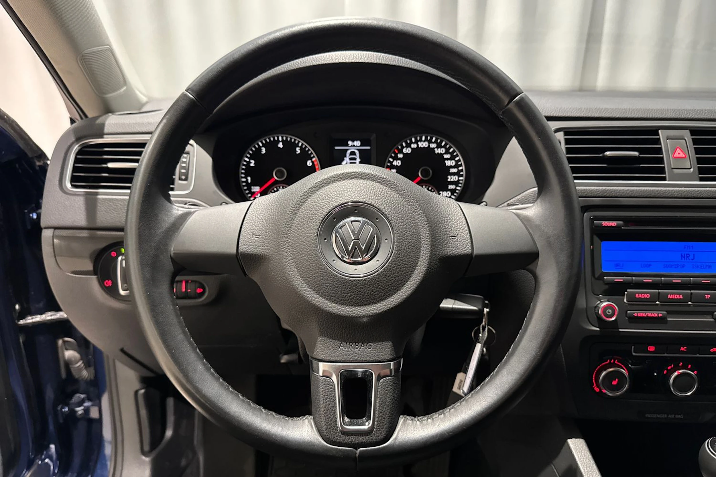 sininen Volkswagen Jetta 2011 kuva 13.