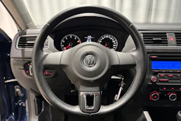 sininen Volkswagen Jetta 2011 kuva 13.