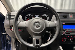 sininen Volkswagen Jetta 2011 kuva 17.