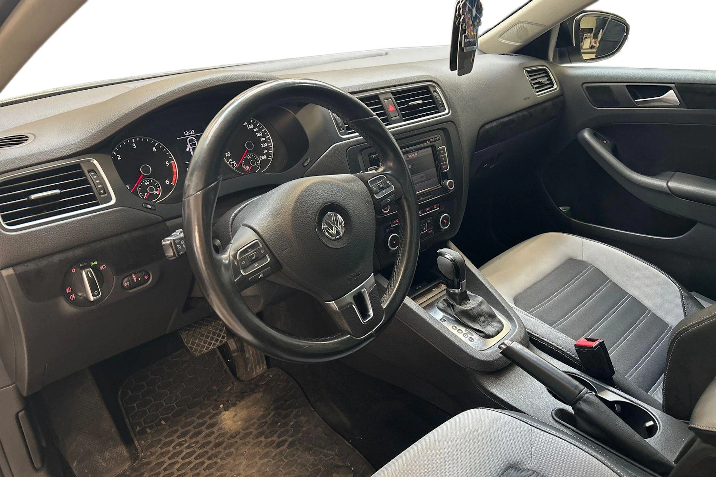 valkoinen Volkswagen Jetta 2011 kuva 6.