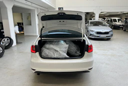 valkoinen Volkswagen Jetta 2011 kuva 20.