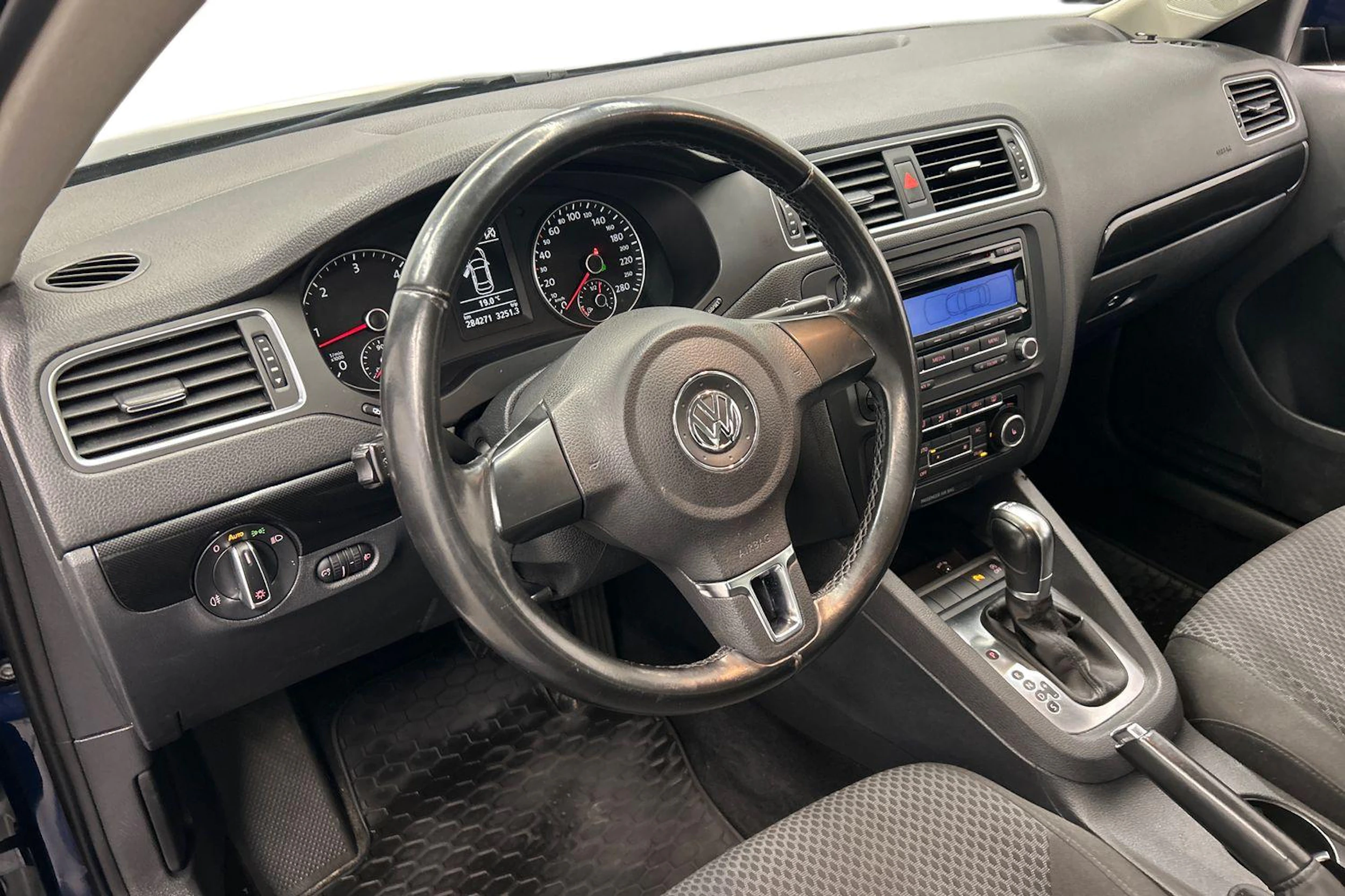 harmaa Volkswagen Jetta 2011 kuva 8.