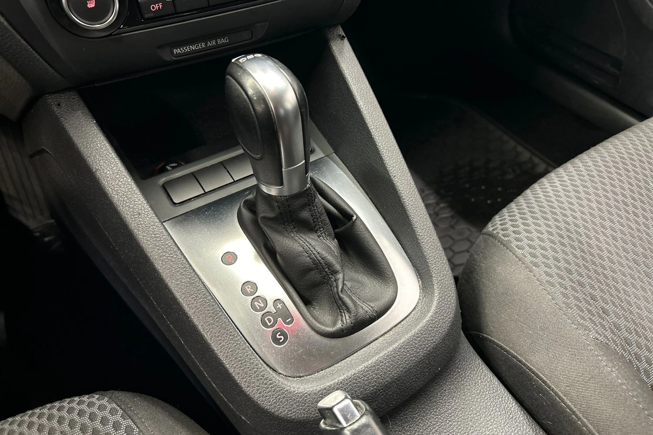 harmaa Volkswagen Jetta 2011 kuva 24.