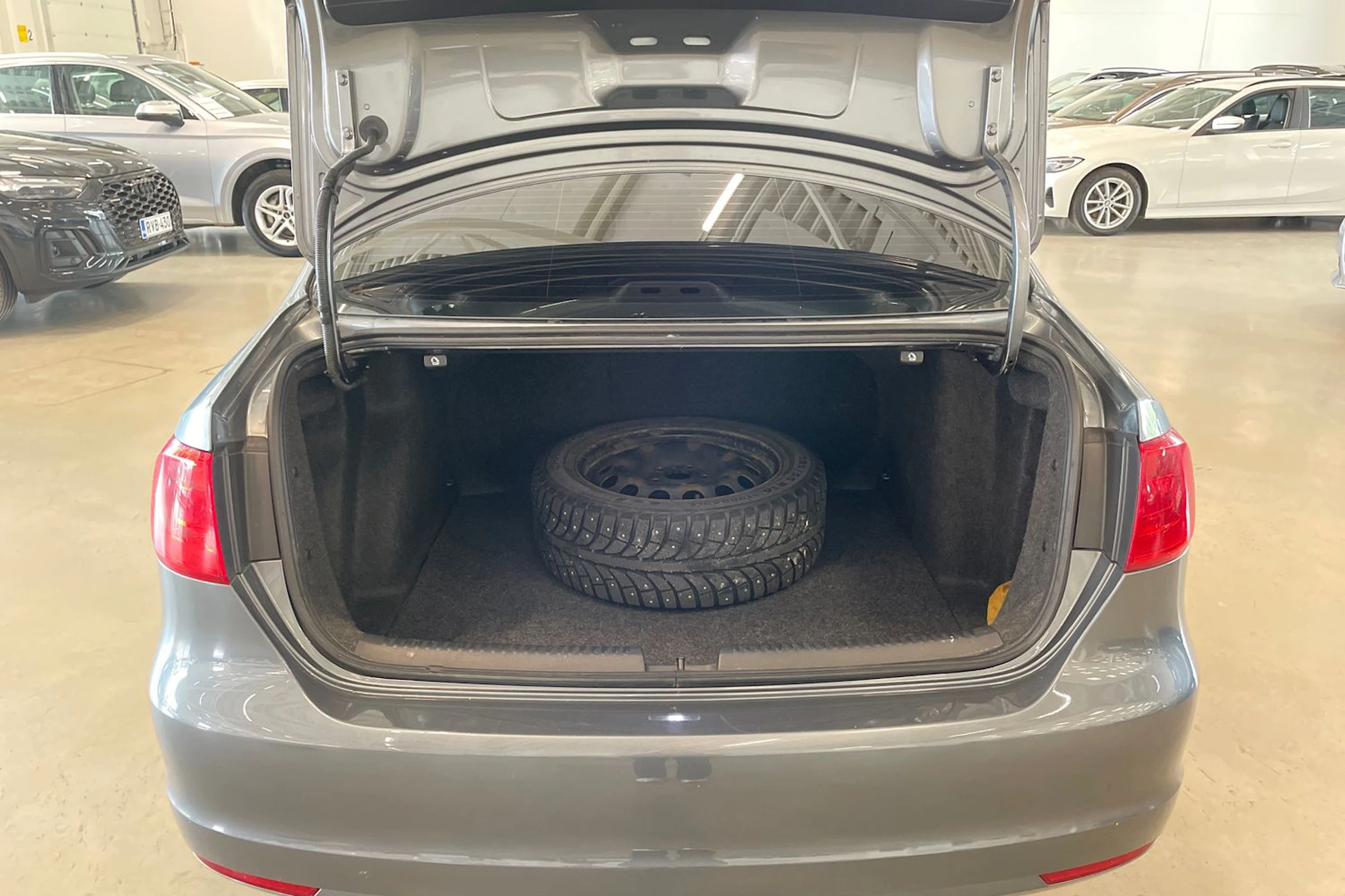harmaa Volkswagen Jetta 2012 kuva 20.