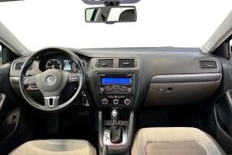 sininen Volkswagen Jetta 2012 kuva 9.