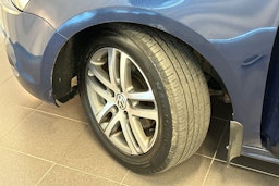 sininen Volkswagen Jetta 2012 kuva 13.