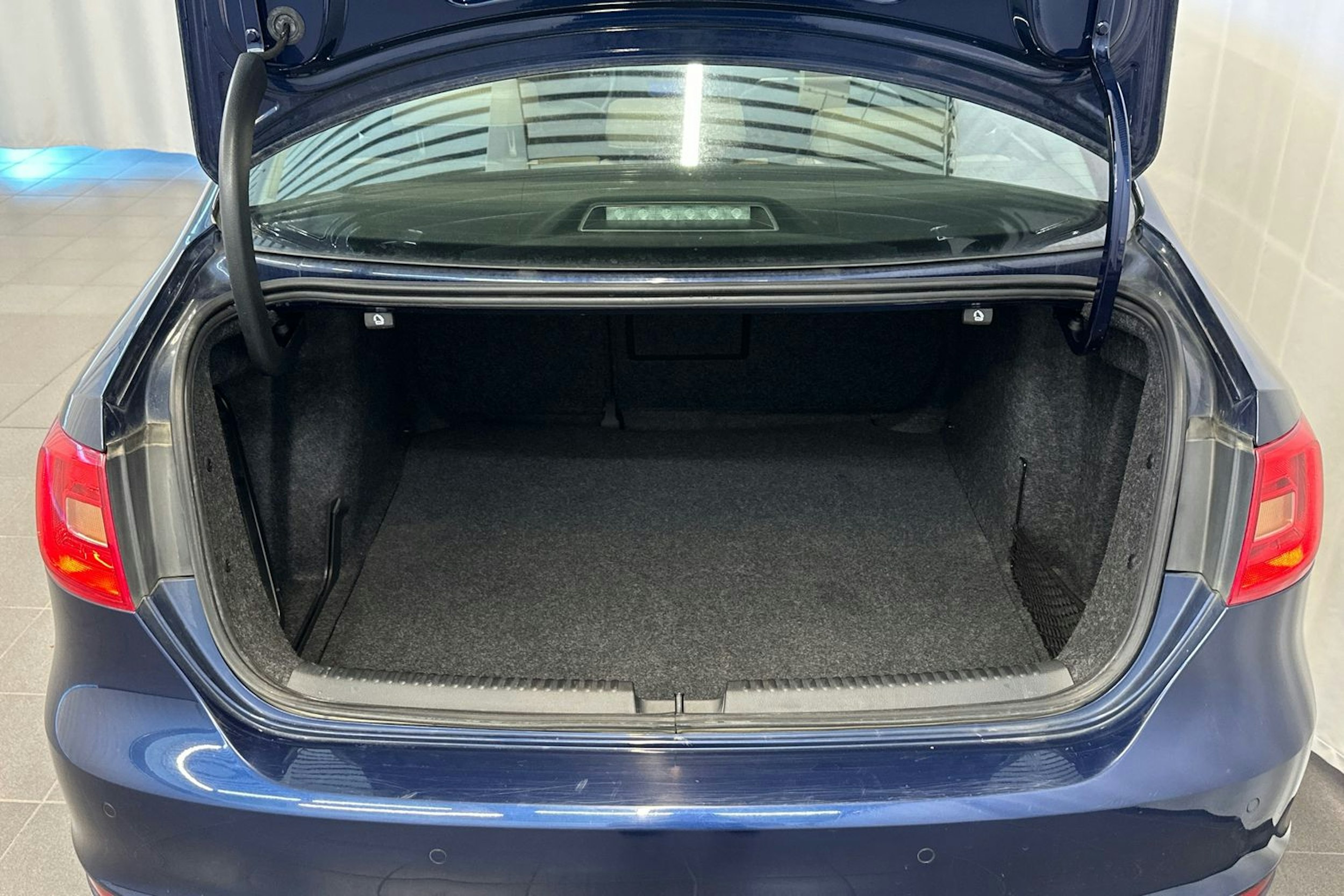 sininen Volkswagen Jetta 2012 kuva 15.
