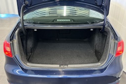 sininen Volkswagen Jetta 2012 kuva 15.