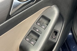 sininen Volkswagen Jetta 2012 kuva 16.