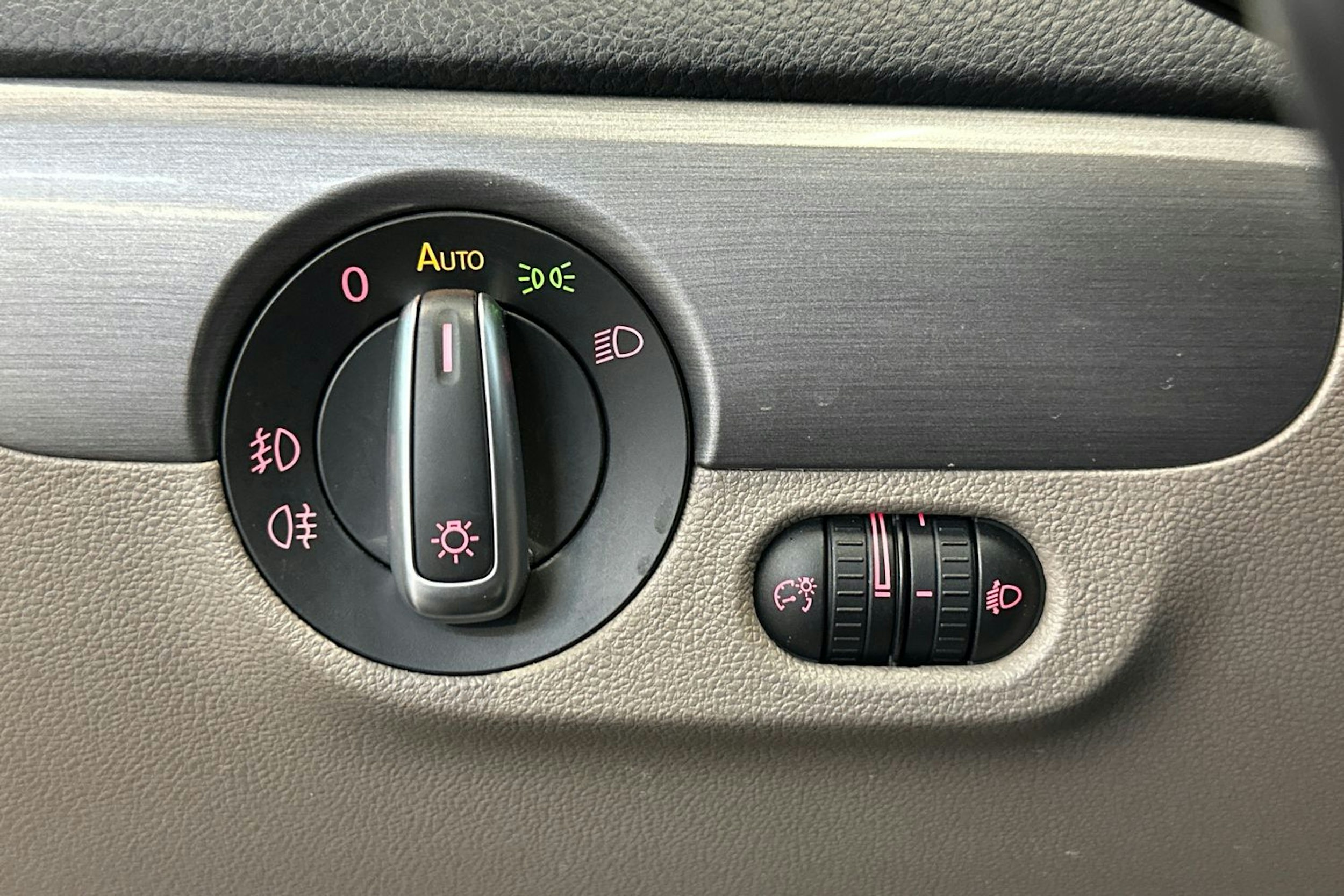 sininen Volkswagen Jetta 2012 kuva 17.