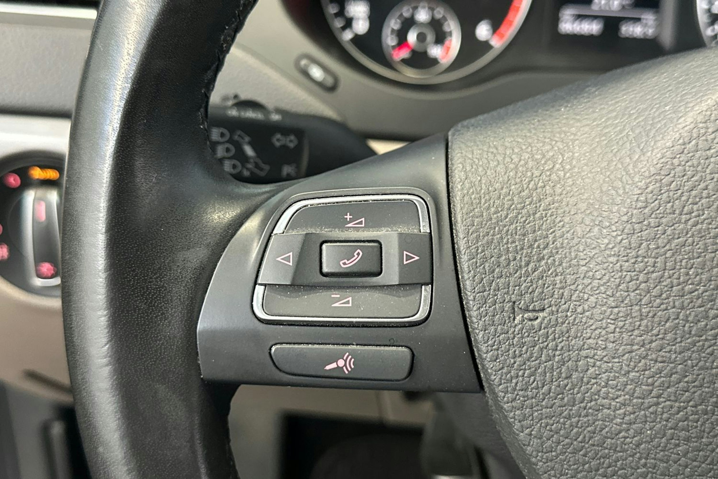 sininen Volkswagen Jetta 2012 kuva 18.