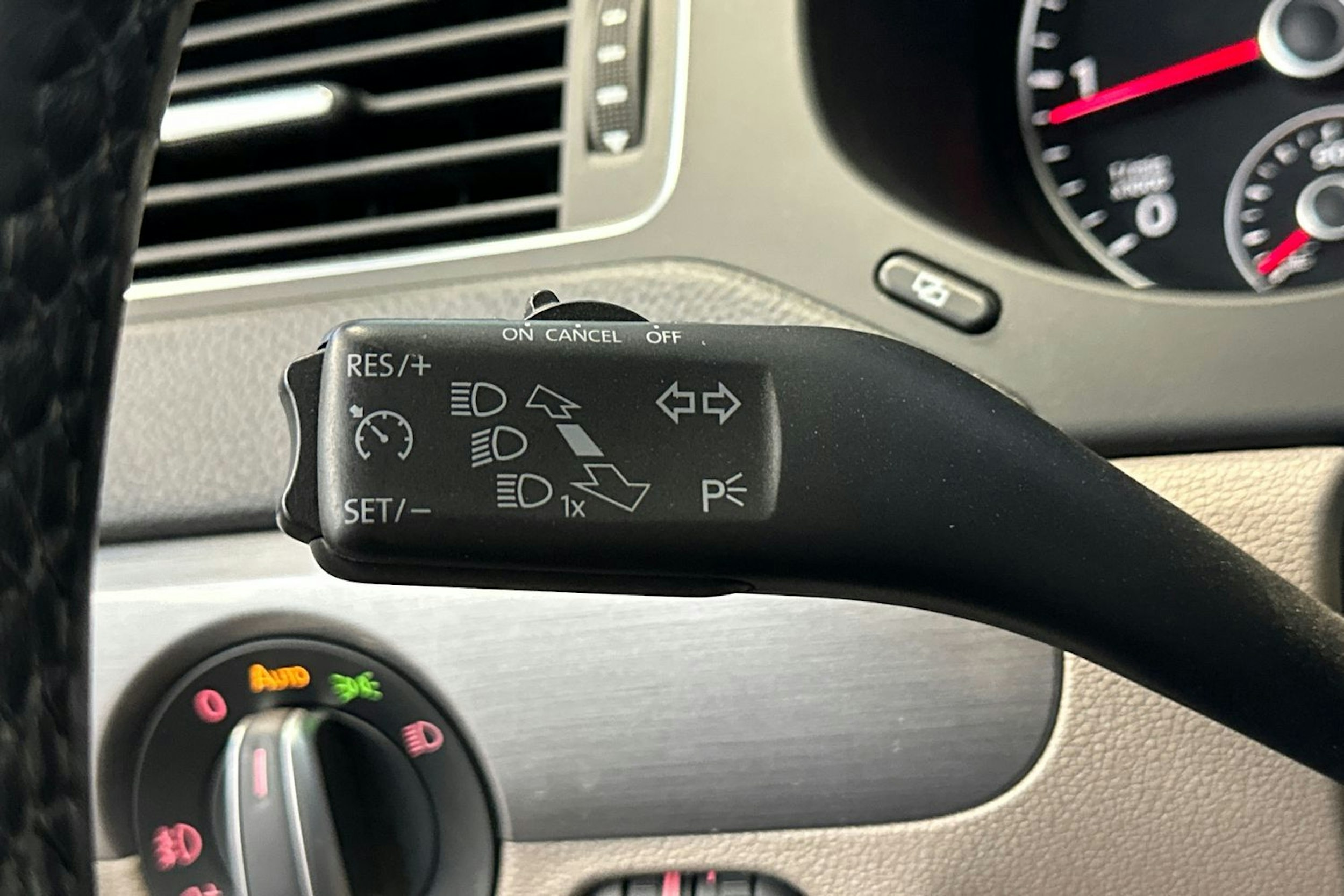 sininen Volkswagen Jetta 2012 kuva 20.