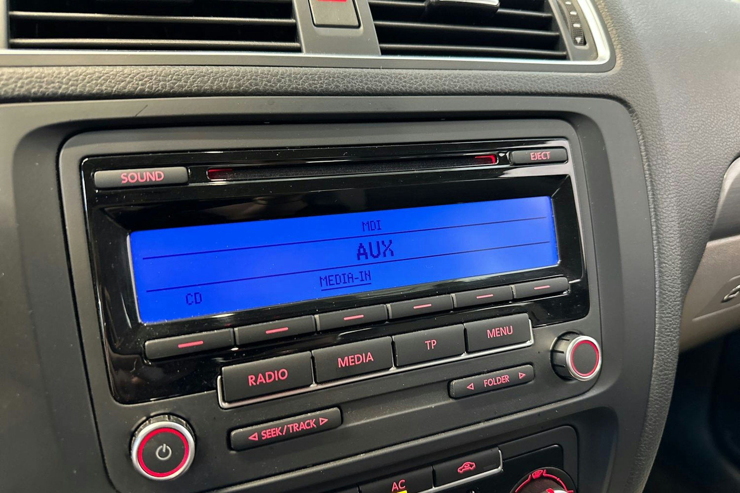 sininen Volkswagen Jetta 2012 kuva 23.