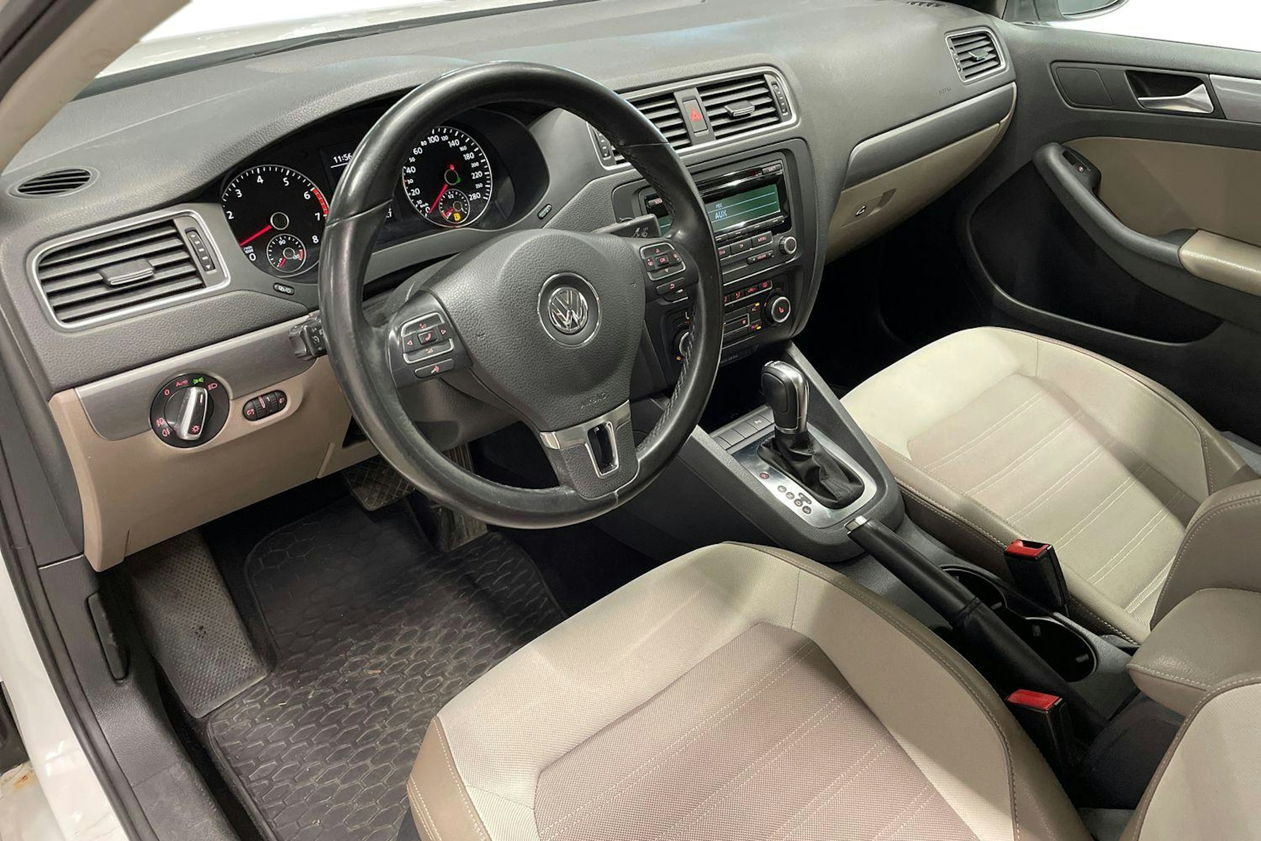 valkoinen Volkswagen Jetta 2012 kuva 6.