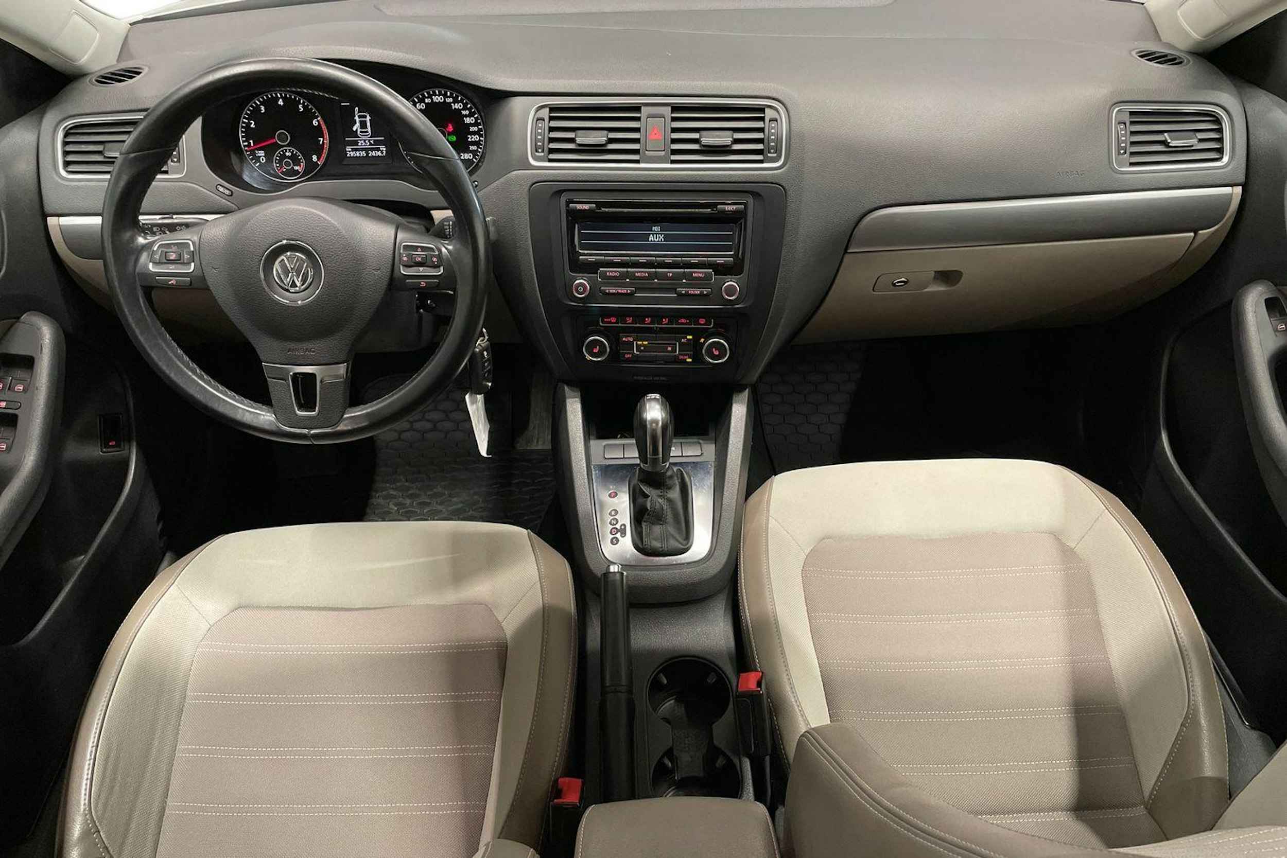 valkoinen Volkswagen Jetta 2012 kuva 7.